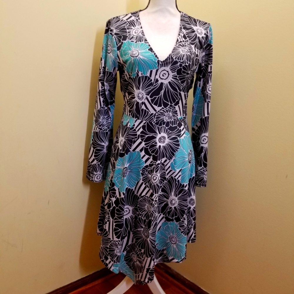 Signature Collection/Size L/Colors Green/black/White. Asymmetric Hem In Front
